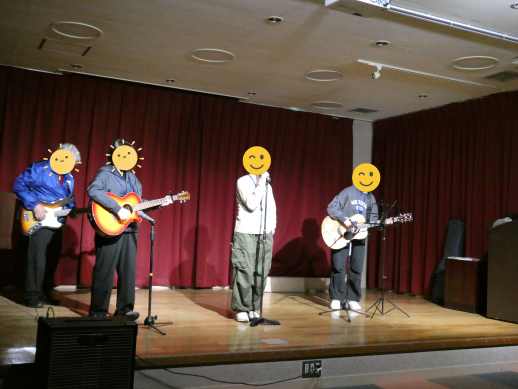 兵庫県にあるフリースクール、クラーク国際中等部芦屋キャンパスのクリスマス会の様子