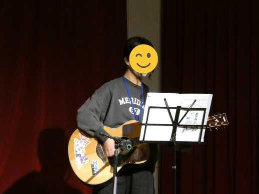 兵庫県にあるフリースクール、クラーク国際中等部芦屋キャンパスのクリスマス会の様子