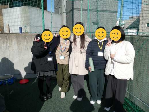 兵庫県にあるフリースクール、クラーク国際中等部芦屋キャンパスのクリスマス会の様子