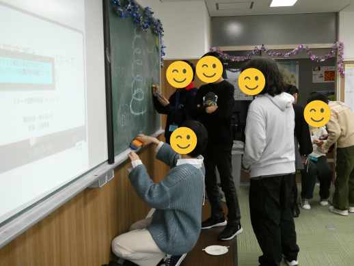 兵庫県にあるフリースクール、クラーク国際中等部芦屋キャンパスのクリスマス会の様子