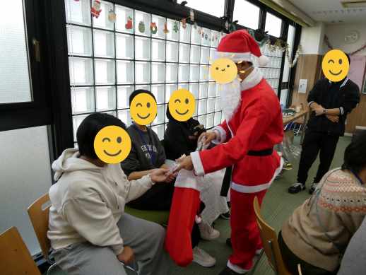 兵庫県にあるフリースクール、クラーク国際中等部芦屋キャンパスのクリスマス会の様子