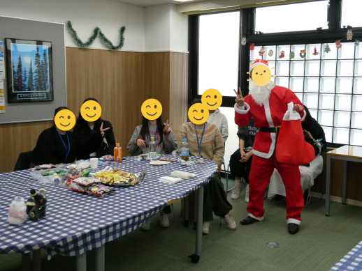兵庫県にあるフリースクール、クラーク国際中等部芦屋キャンパスのクリスマス会の様子