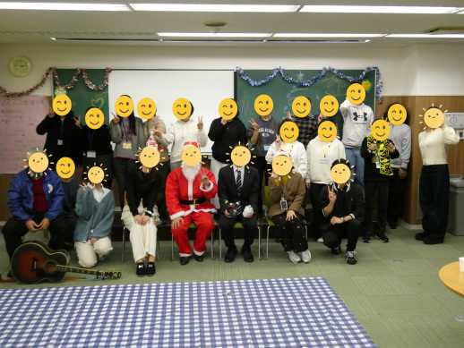 兵庫県にあるフリースクール、クラーク国際中等部芦屋キャンパスのクリスマス会の様子