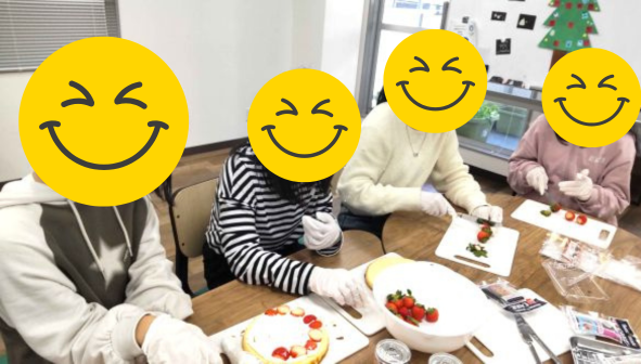 大阪にあるフリースクール、クラーク国際中等部大阪天王寺キャンパス、クリスマス会、クリスマスケーキ、ヘクセンハウス、プレゼント交換、フルーツバスケット、ビンゴゲーム