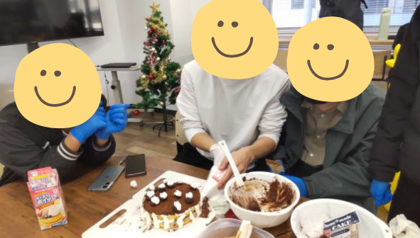 大阪にあるフリースクール、クラーク国際中等部大阪天王寺キャンパス、クリスマス会、クリスマスケーキ、ヘクセンハウス、プレゼント交換、フルーツバスケット、ビンゴゲーム