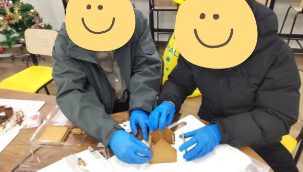 大阪にあるフリースクール、クラーク国際中等部大阪天王寺キャンパス、クリスマス会、クリスマスケーキ、ヘクセンハウス、プレゼント交換、フルーツバスケット、ビンゴゲーム