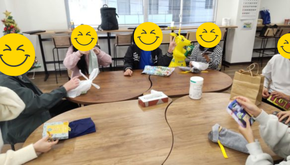 大阪にあるフリースクール、クラーク国際中等部大阪天王寺キャンパス、クリスマス会、クリスマスケーキ、ヘクセンハウス、プレゼント交換、フルーツバスケット、ビンゴゲーム