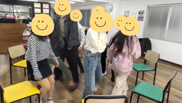 大阪にあるフリースクール、クラーク国際中等部大阪天王寺キャンパス、クリスマス会、クリスマスケーキ、ヘクセンハウス、プレゼント交換、フルーツバスケット、ビンゴゲーム