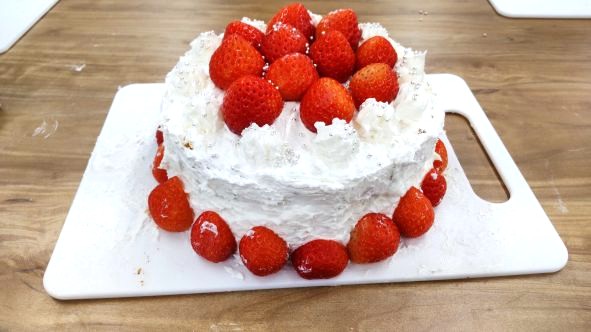 大阪にあるフリースクール、クラーク国際中等部大阪天王寺キャンパス、クリスマス会、クリスマスケーキ、ヘクセンハウス、プレゼント交換、フルーツバスケット、ビンゴゲーム