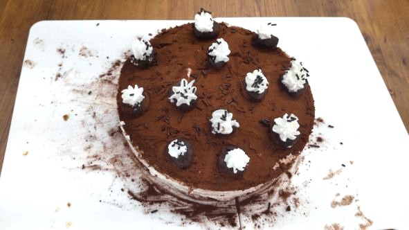 大阪にあるフリースクール、クラーク国際中等部大阪天王寺キャンパス、クリスマス会、クリスマスケーキ、ヘクセンハウス、プレゼント交換、フルーツバスケット、ビンゴゲーム