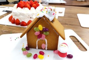 大阪にあるフリースクール、クラーク国際中等部大阪天王寺キャンパス、クリスマス会、クリスマスケーキ、ヘクセンハウス、プレゼント交換、フルーツバスケット、ビンゴゲーム