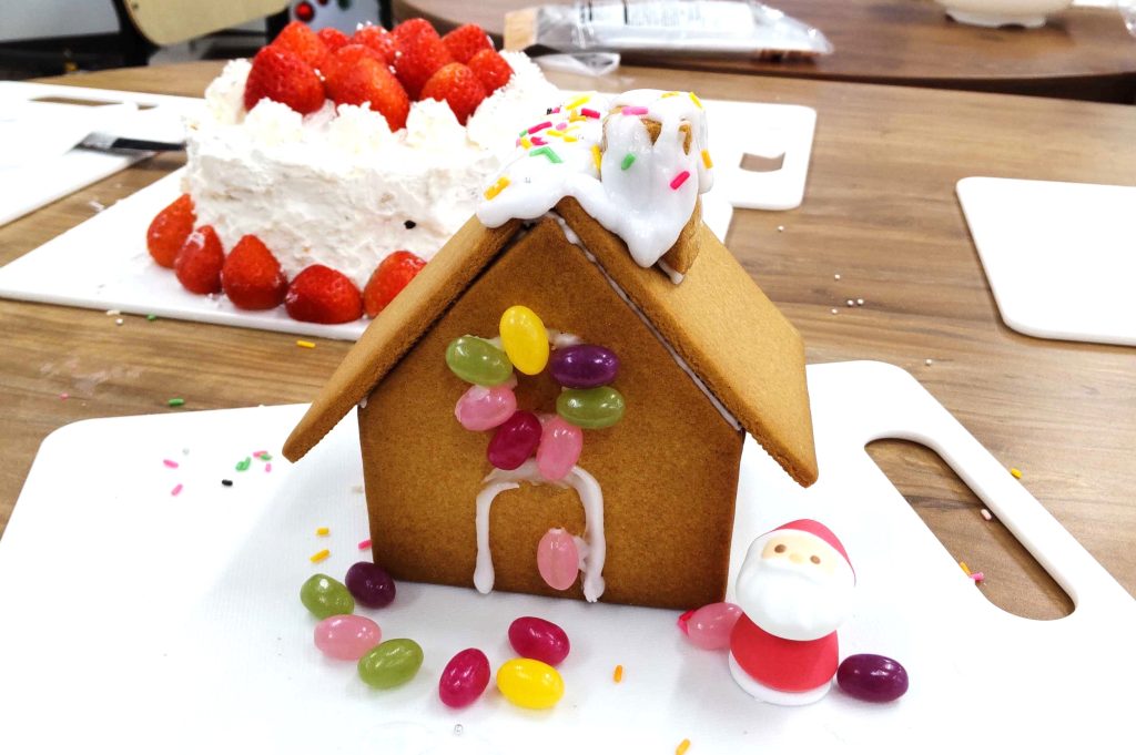 大阪にあるフリースクール、クラーク国際中等部大阪天王寺キャンパス、クリスマス会、クリスマスケーキ、ヘクセンハウス、プレゼント交換、フルーツバスケット、ビンゴゲーム