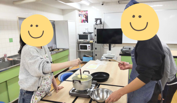 大阪にあるフリースクール、クラーク国際中等部大阪天王寺キャンパス、調理実習の様子、コロッケ