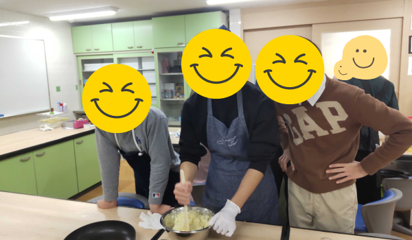 大阪にあるフリースクール、クラーク国際中等部大阪天王寺キャンパス、調理実習の様子、コロッケ