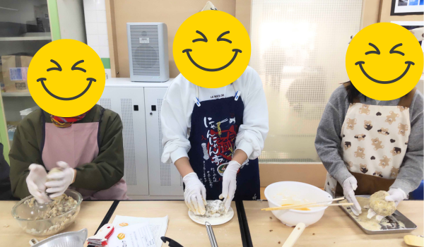 大阪にあるフリースクール、クラーク国際中等部大阪天王寺キャンパス、調理実習の様子、コロッケ