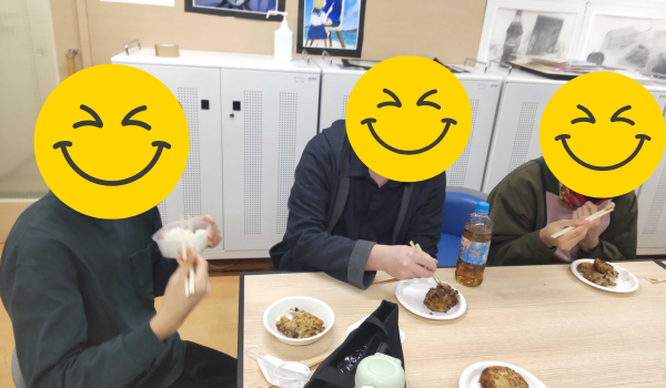 大阪にあるフリースクール、クラーク国際中等部大阪天王寺キャンパス、調理実習の様子、コロッケ