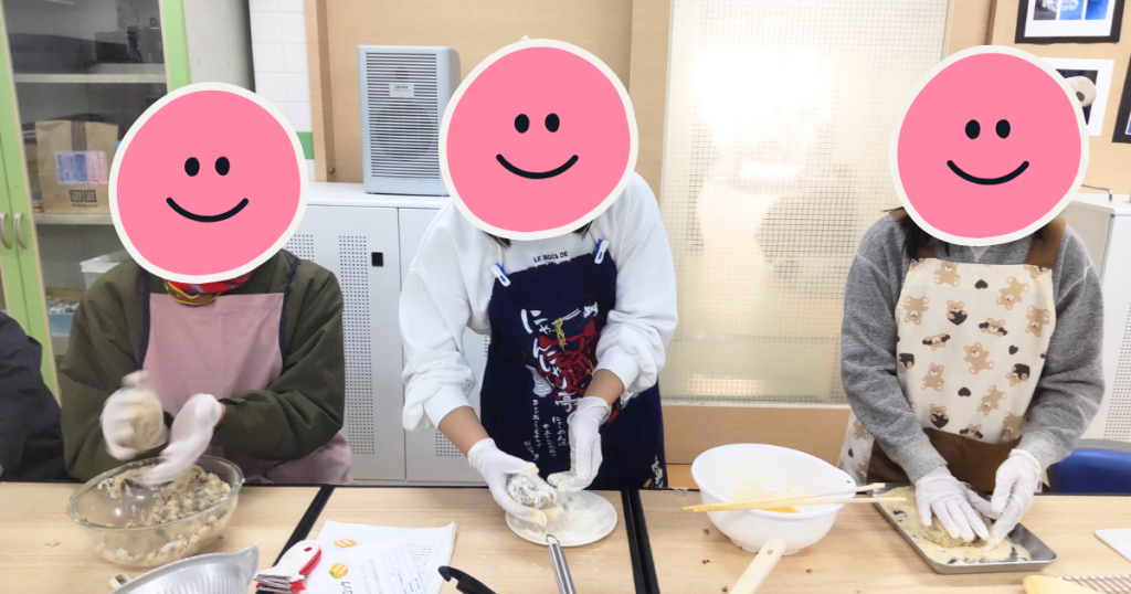 大阪にあるフリースクール、クラーク国際中等部大阪天王寺キャンパス、調理実習の様子、コロッケ