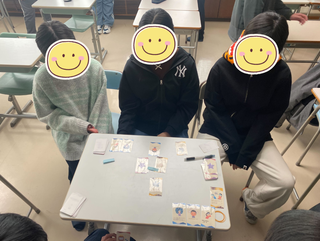 チームで戦略を練り、協力しながらカードゲームをしました