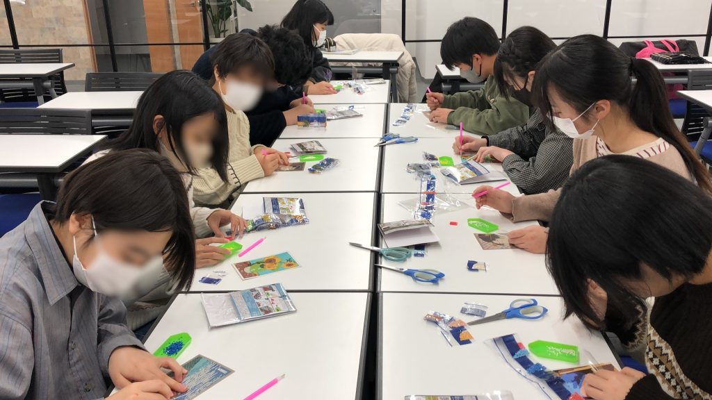 埼玉県所沢市にあるフリースクール、クラーク国際中等部所沢キャンパスで行ったビーズアートの授業の様子