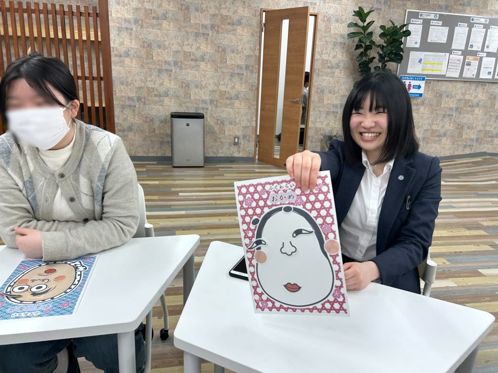 埼玉県所沢市にあるフリースクール、クラーク国際中等部所沢キャンパスで行ったお正月遊びの様子