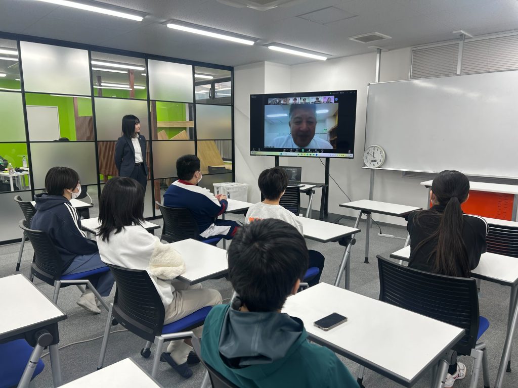 埼玉県所沢市にあるフリースクール、クラーク国際中等部所沢キャンパスで行われたオンライン全校仲介の様子