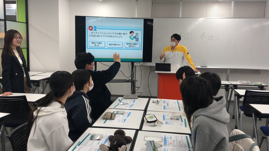 埼玉県所沢市にあるフリースクール、クラーク国際中等部所沢キャンパスで行われた、明治安田生命による特別講座の様子