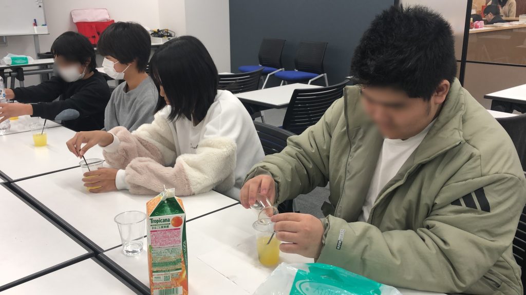 埼玉県所沢市にあるフリースクール、クラーク国際中等部所沢キャンパスで行った濃度の理科実験