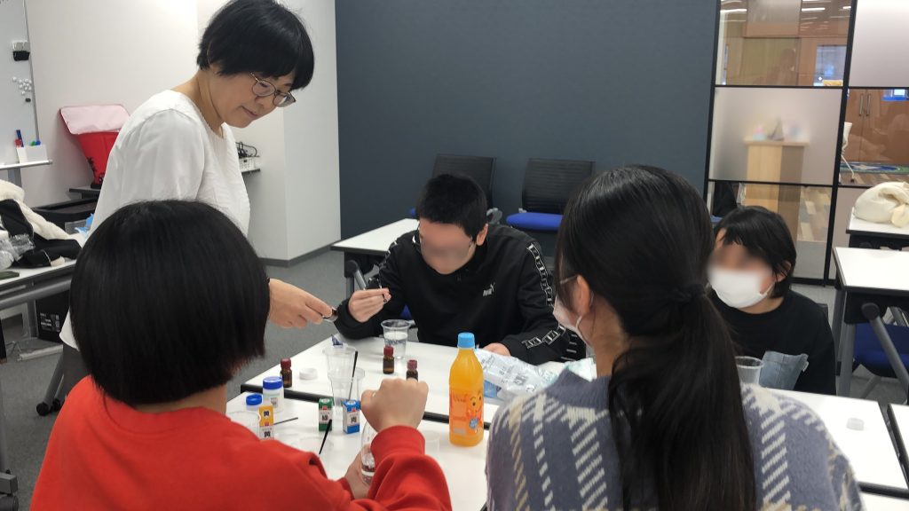 埼玉県所沢市にあるフリースクール、クラーク国際中等部所沢キャンパスで行った濃度の理科実験