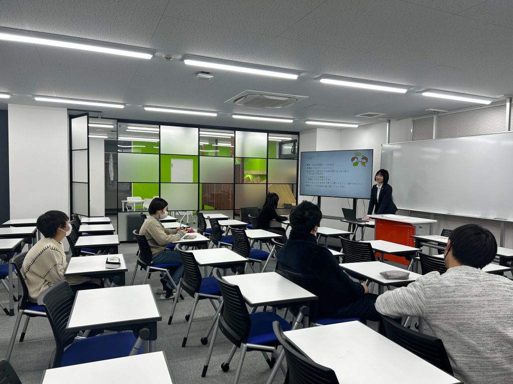 埼玉県所沢市にあるフリースクール、クラーク国際中等部所沢キャンパスで行った英会話授業の様子