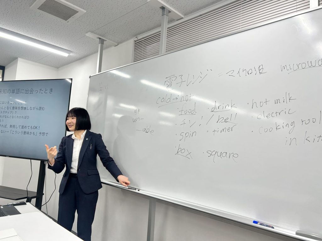 埼玉県所沢市にあるフリースクール、クラーク国際中等部所沢キャンパスで行った英会話授業の様子