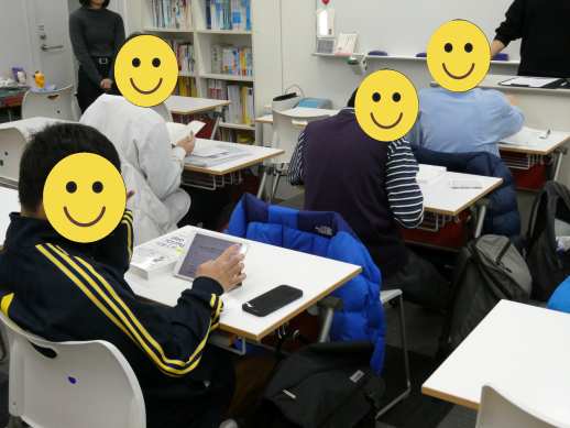 兵庫県にあるフリースクール、クラーク国際中等部芦屋キャンパスの英語の授業の様子