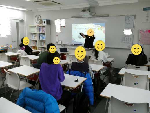 兵庫県にあるフリースクール、クラーク国際中等部芦屋キャンパスの理科の授業の様子