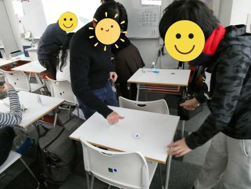 兵庫県にあるフリースクール、クラーク国際中等部芦屋キャンパスの理科の授業の様子