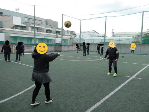 兵庫県にあるフリースクール、クラーク国際中等部芦屋キャンパスの体育の授業の様子