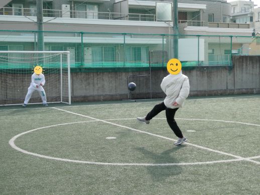 兵庫県にあるフリースクール、クラーク国際中等部芦屋キャンパスの体育の授業の様子