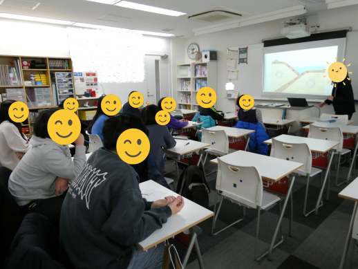 兵庫県にあるフリースクール、クラーク国際中等部芦屋キャンパスの理科の授業の様子