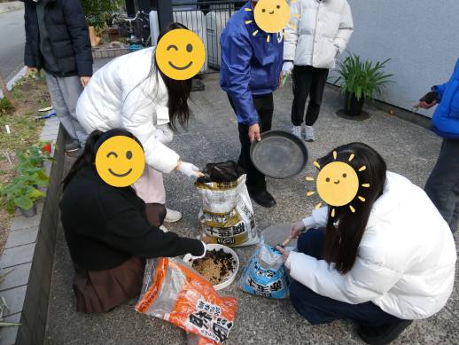 兵庫県にあるフリースクール、クラーク国際中等部芦屋キャンパスの園芸の授業の様子