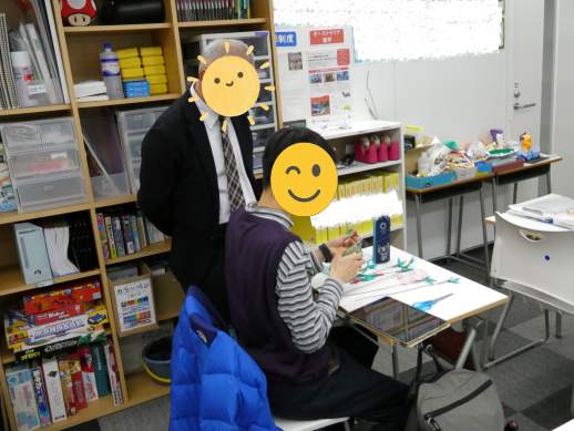 兵庫県にあるフリースクール、クラーク国際中等部芦屋キャンパスのピア製作の授業の様子