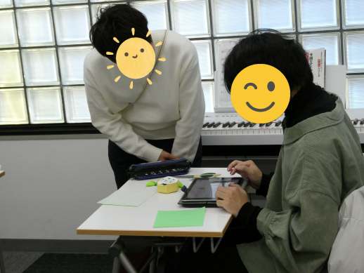 兵庫県にあるフリースクール、クラーク国際中等部芦屋キャンパスのピア製作の授業の様子