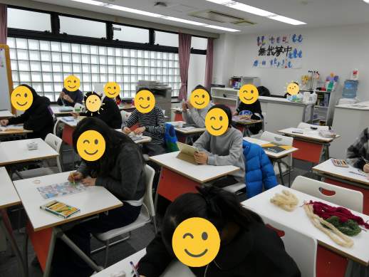 兵庫県にあるフリースクール、クラーク国際中等部芦屋キャンパスの美術の授業の様子