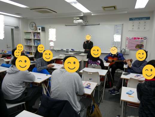 兵庫県にあるフリースクール、クラーク国際中等部芦屋キャンパスのホームルームの授業の様子