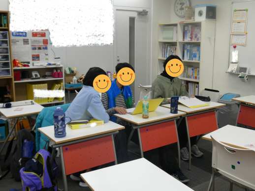 兵庫県にあるフリースクール、クラーク国際中等部芦屋キャンパスの小論文の授業の様子