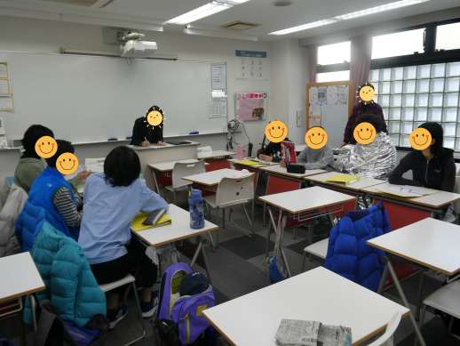 兵庫県にあるフリースクール、クラーク国際中等部芦屋キャンパスの小論文の授業の様子