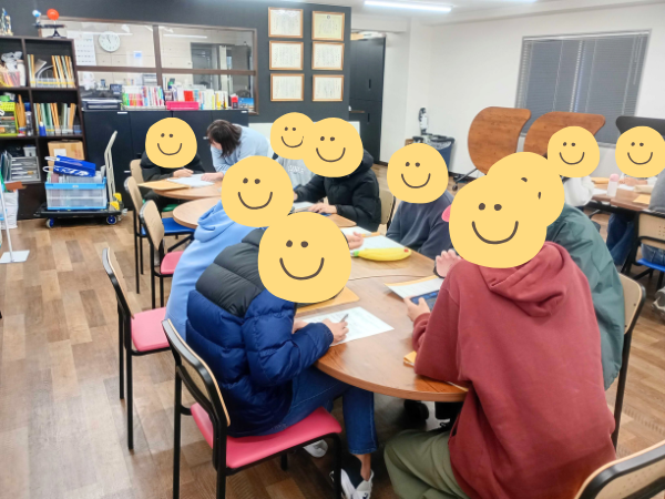 大阪にあるフリースクール、クラーク国際中等部大阪天王寺キャンパス、3学期始業式の様子、全校集会、清掃、掃除、