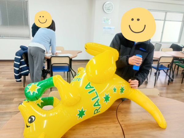 大阪にあるフリースクール、クラーク国際中等部大阪天王寺キャンパス、教室の様子、教室の日常、マスコット、空気入れ