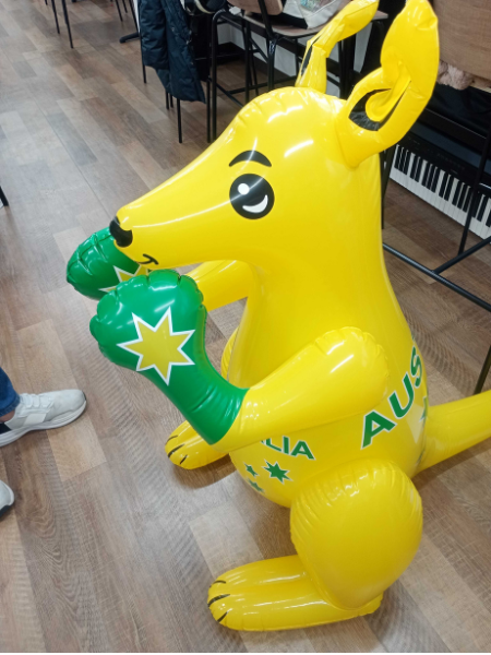 大阪にあるフリースクール、クラーク国際中等部大阪天王寺キャンパス、教室の様子、教室の日常、マスコット、空気入れ