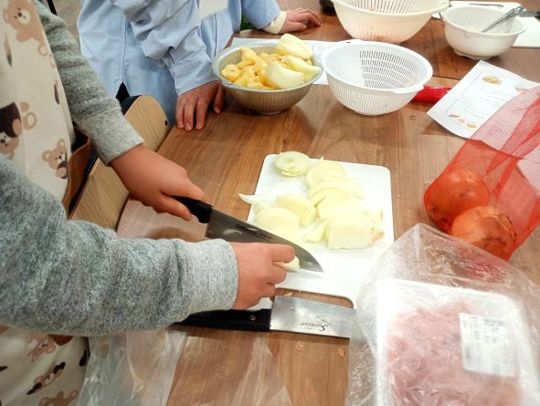 大阪にあるフリースクール、クラーク国際中等部大阪天王寺キャンパス、調理実習の様子、肉じゃが、