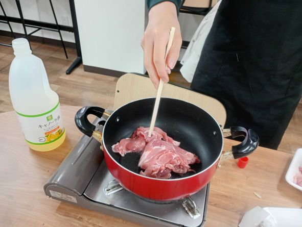 大阪にあるフリースクール、クラーク国際中等部大阪天王寺キャンパス、調理実習の様子、肉じゃが、