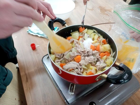 大阪にあるフリースクール、クラーク国際中等部大阪天王寺キャンパス、調理実習の様子、肉じゃが、