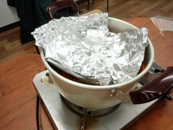 大阪にあるフリースクール、クラーク国際中等部大阪天王寺キャンパス、調理実習の様子、肉じゃが、